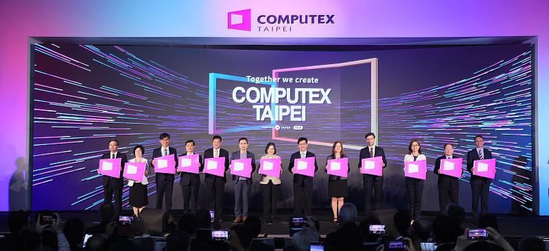 4. COMPUTEX 2023開幕典禮，總統蔡英文(中)、外貿協會黃志芳董事長(左一)、總統府林佳龍秘書長(右一)等貴賓合影。