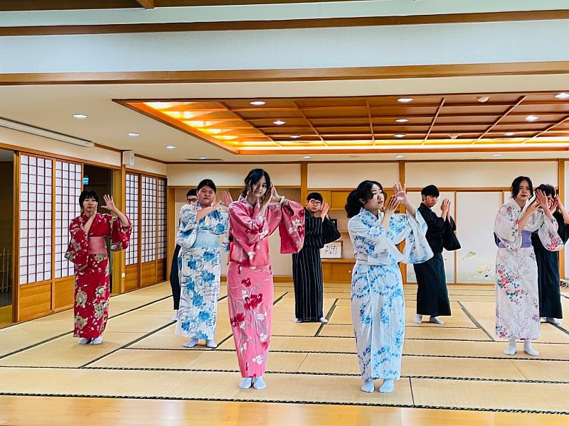 應日系學子身穿浴衣，在日本文化情境教室中，以精湛的舞技開啟一年一度的「和風祭」盛宴(照片來源：義守大學提供)。
