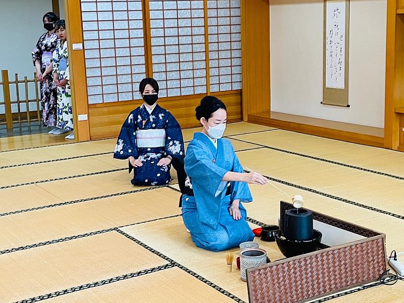 日本裏千家茶道老師展演日本茶道文化，日式風情的營造彷彿置身於日本(照片來源：義守大學提供)。