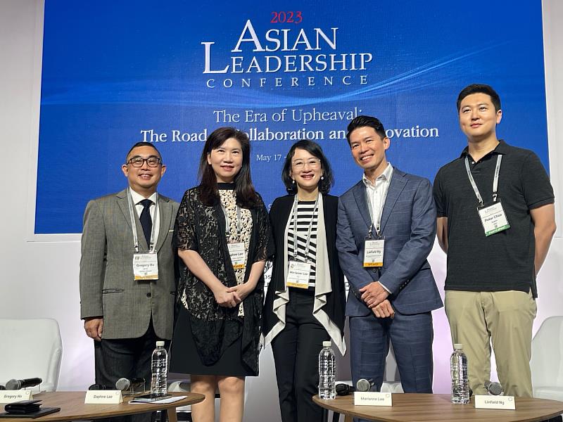 台灣大哥大新媒體事業副總經理李芃君(左二)出席「亞洲領導力會議」，分享台灣OTT平台MyVideo本土原創內容全球化及跨平台合作策略。