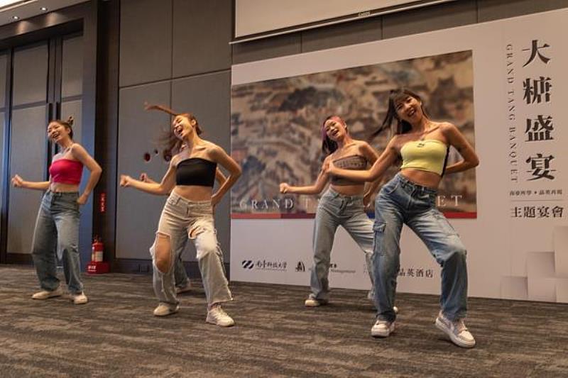南臺科大流行音樂產業系學生於活動中開場舞之情形。