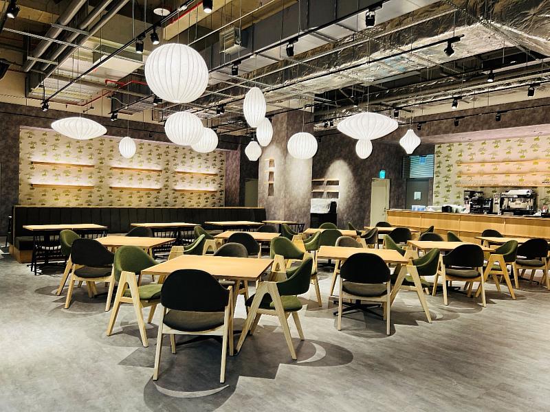 「WIRED CHAYA茶屋」LaLaport台中店，提供了容納近百人的用餐空間，日式風格的裝潢讓人彷彿置身東京