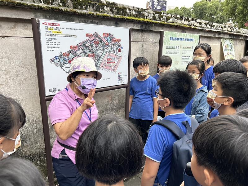 張艷雪老師為新竹市三民國小學童導覽國定古蹟林本源園邸
