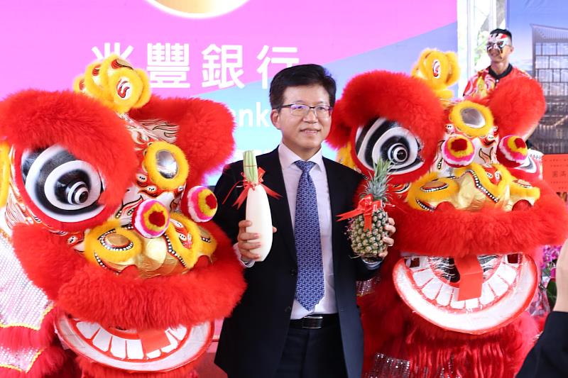 兆豐銀行總經理胡光華出席典禮接過旺來、好彩頭，象徵工程順利。