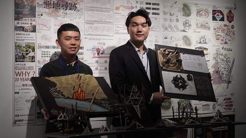 勤益科大學生張家峻(左)、王聖傑(右)提出火炎山地質公園新貌。