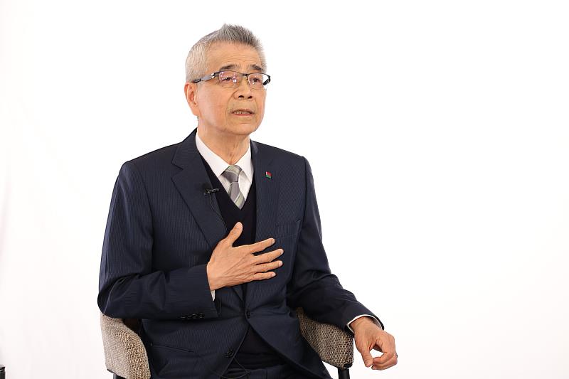 信義房屋創辦人周俊吉於大愛台仁心慧語節目分享屢獲消費者肯定的關鍵是「心中有他人」。