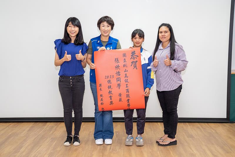狂賀！臺東2學生獲2023總統教育獎 饒慶鈴親往各校讚揚勇於挑戰的正向精神