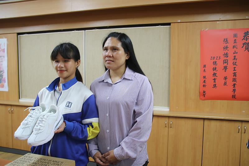 狂賀！臺東2學生獲2023總統教育獎 饒慶鈴親往各校讚揚勇於挑戰的正向精神