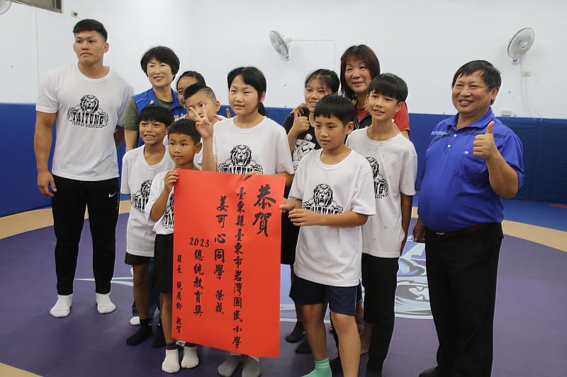 狂賀！臺東2學生獲2023總統教育獎 饒慶鈴親往各校讚揚勇於挑戰的正向精神