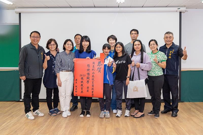 狂賀！臺東2學生獲2023總統教育獎 饒慶鈴親往各校讚揚勇於挑戰的正向精神