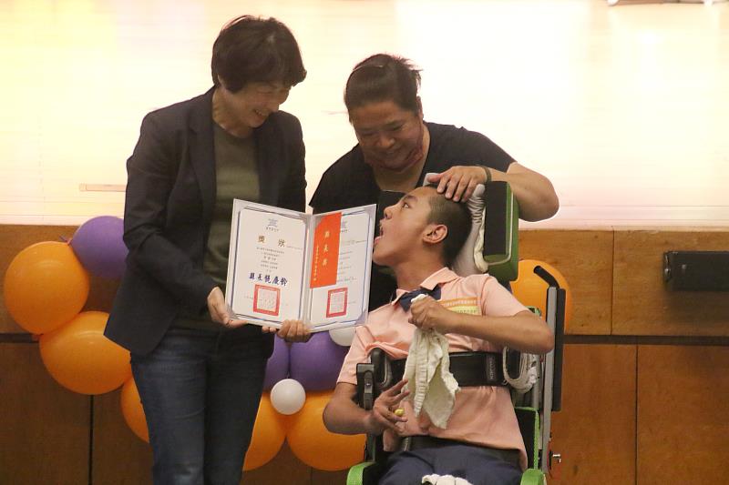 臺東縣111學年度國中小應屆畢業生縣長獎頒獎 饒慶鈴親頒發並勉勵學生持續多元學習探索
