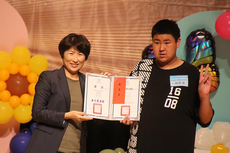 臺東縣111學年度國中小應屆畢業生縣長獎頒獎 饒慶鈴親頒發並勉勵學生持續多元學習探索