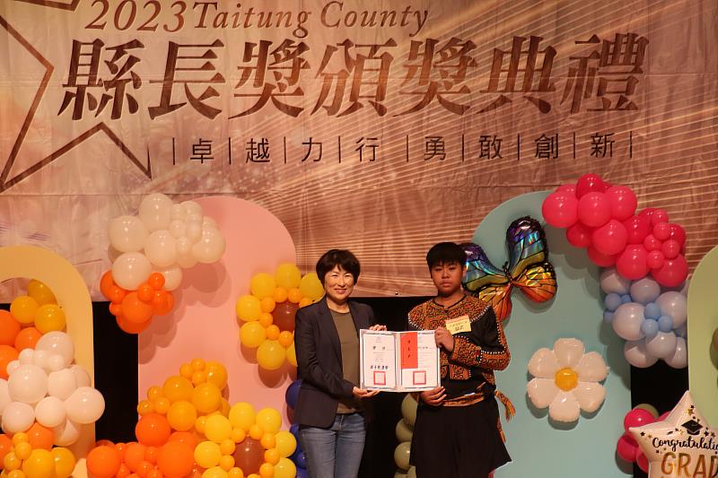 臺東縣111學年度國中小應屆畢業生縣長獎頒獎 饒慶鈴親頒發並勉勵學生持續多元學習探索