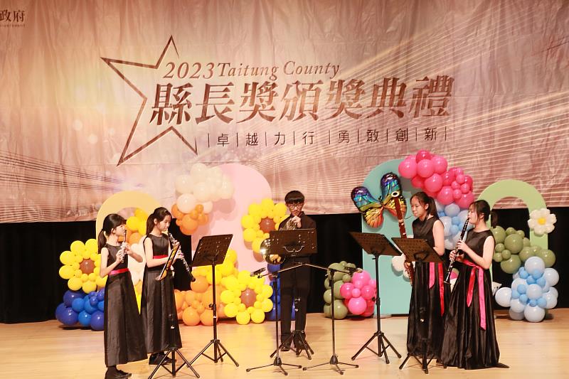 臺東縣111學年度國中小應屆畢業生縣長獎頒獎 饒慶鈴親頒發並勉勵學生持續多元學習探索