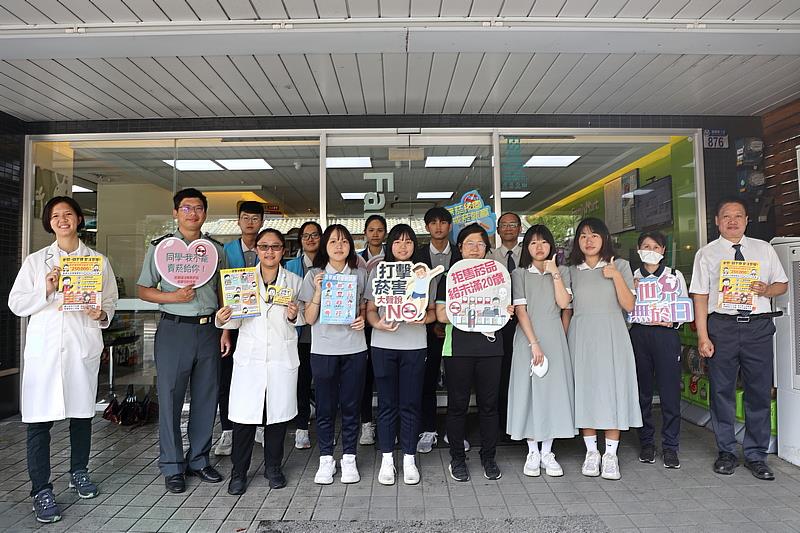 花蓮慈院高齡暨社區醫學部與慈科大聯合舉辦戒菸宣導活動，於校園周邊便利商店進行「販賣菸品停看聽」宣導。