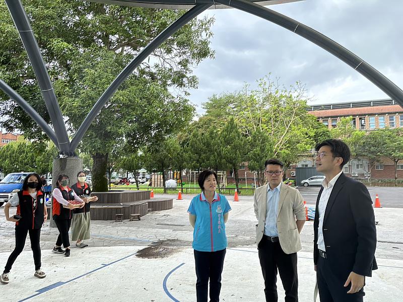 圖2 客家委員會副主任委員周江杰今前往花蓮縣吉安鄉吉安國小，現地訪查「吉安客庄社區環境營造-禾埕專案計畫」。