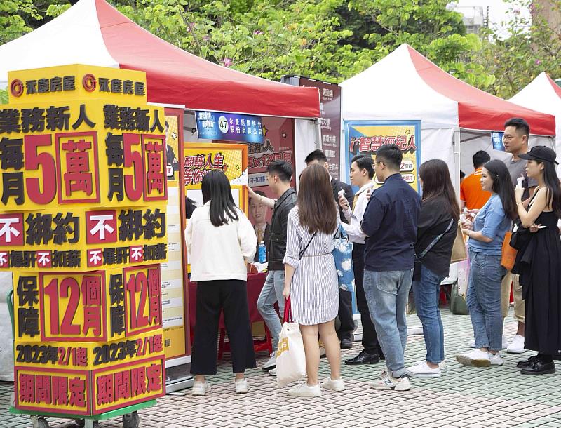 為增進與年輕世代的交流，永慶房屋前進世新大學校園徵才，開出首年年收60萬房仲經紀人職缺吸引好人才。