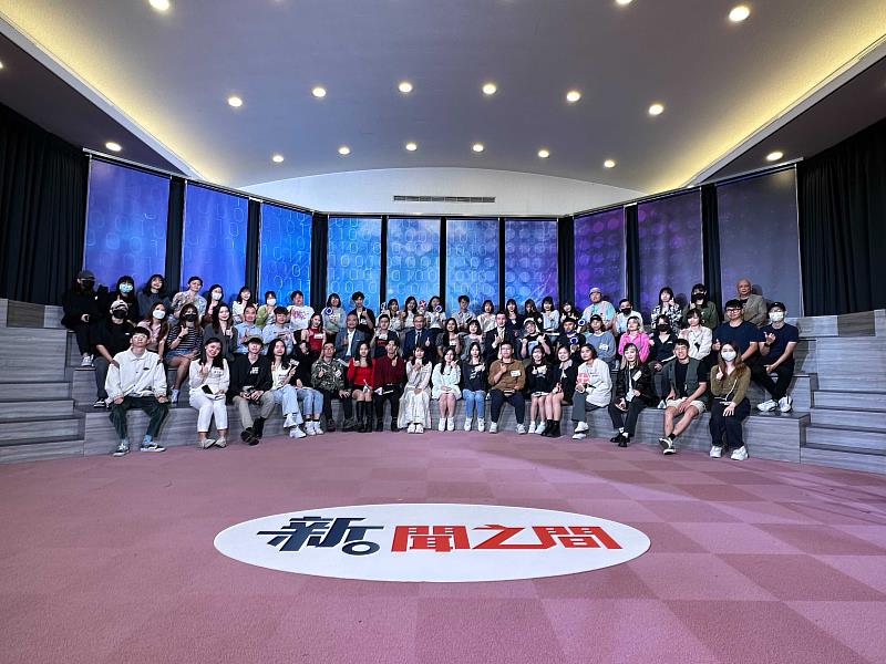 永慶房屋參加世新大學青年論壇節目《新。聞之間》，與學生們暢聊不同世代的看法。