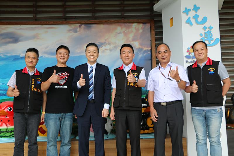 韓國易斯達航空台北分公司支店長王君本(左三)、亞洲航空公司經理張心威(左二)m.jpg