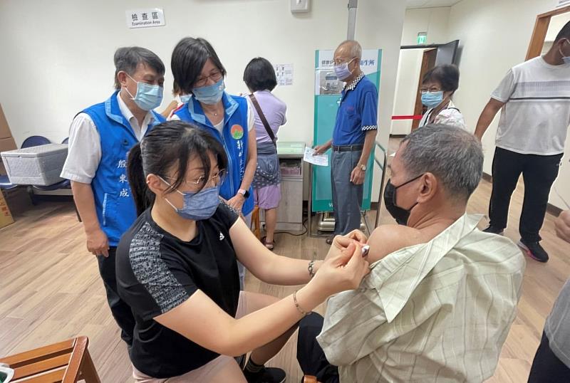 新竹縣政府衛生局自費採購肺炎鏈球菌疫苗，6月1日開放設籍新竹縣、70歲以上長者接種，圖為去年流感疫苗接種示意圖。