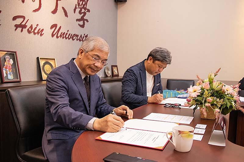 世新大學校長陳清河（左）與台灣橫浜八景島董事長荒川潤（右）簽署產學策略聯盟。（世新大學提供）