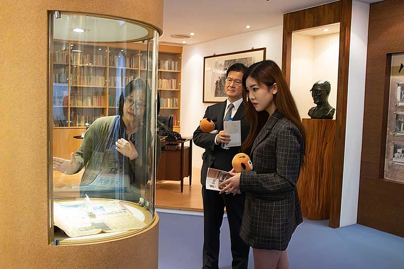 欣希望基金會執行長王欣晨（右）參訪世新大學舍我紀念館。（世新大學提供）