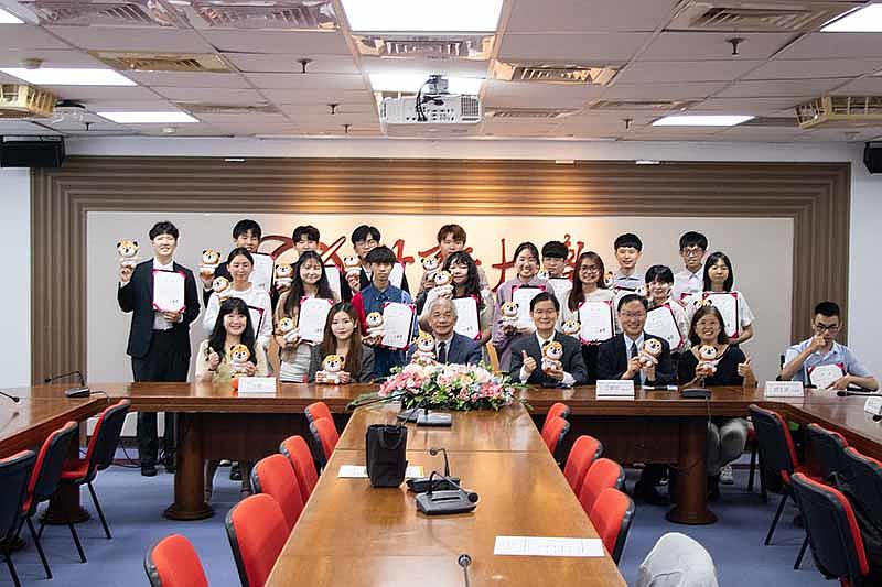 世新大學攜手欣希望基金會頒發欣希望助學金予25名學生。（世新大學提供）