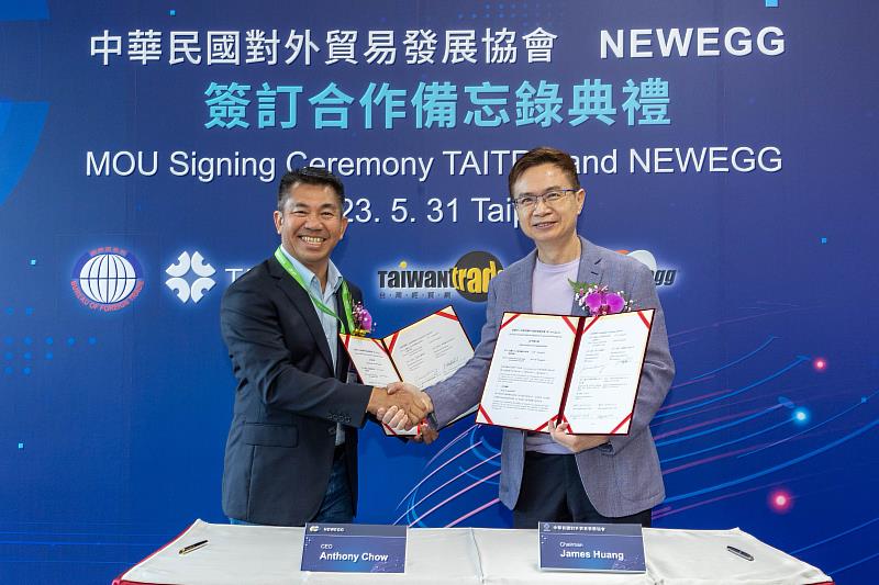 2. 外貿協會於5月31日在台北國際電腦展（Computex 2023），與全球知名電商平台Newegg簽署合作備忘錄（MOU），並由外貿協會董事長黃志芳和Newegg全球執行長Anthony Chow雙方代表簽署。(貿協提供)
