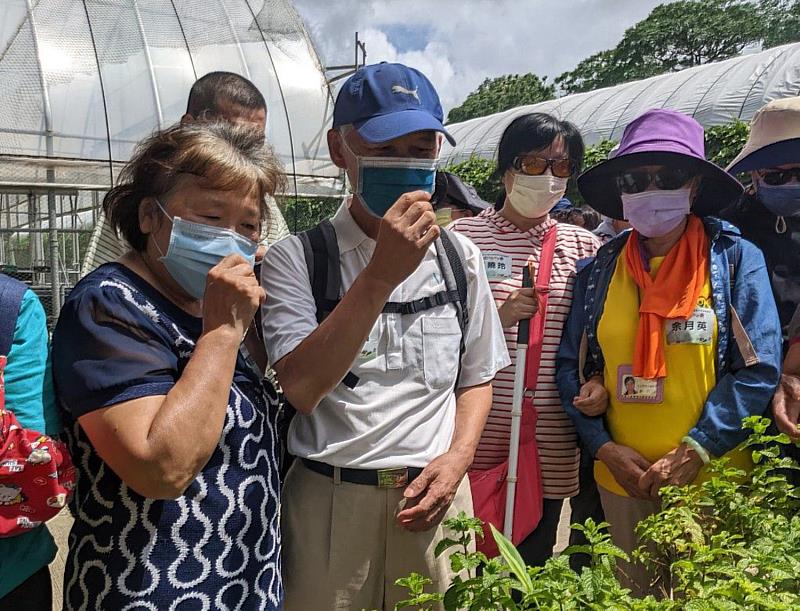在伊甸的規劃與園方的協助下，特別為視障朋友增加觸摸與聞的導覽方式認識香草植物