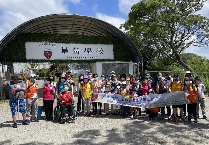 伊甸承接桃市府之視障生活重建方案九年，帶領帶領27位視障者與家屬進行感官體驗一日遊