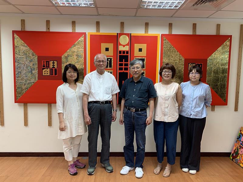 國美館廖仁義館長(中)偕展覽組同仁拜會藝術家廖修平(左二)、黃淑卿(左一)