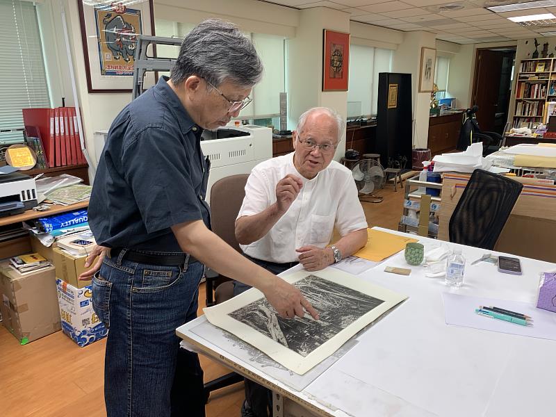 藝術家廖修平(右)向廖仁義館長(左)展示近期創作