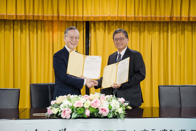 國立臺北商業大學校長任立中、台灣永續能源研究基金會董事長簡又新大使代表簽署倡議書。