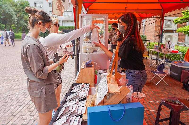 朝陽學生團隊透過校園創業市集，展售多樣化創意商品，累積實戰經驗。