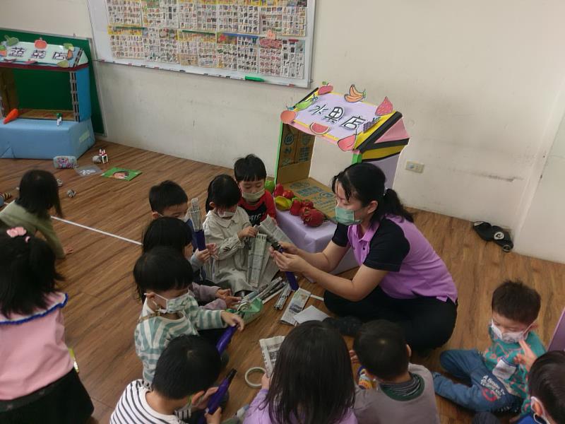 陳梅雀至明日之星幼兒園實習，教導幼兒用紙創作蔬菜