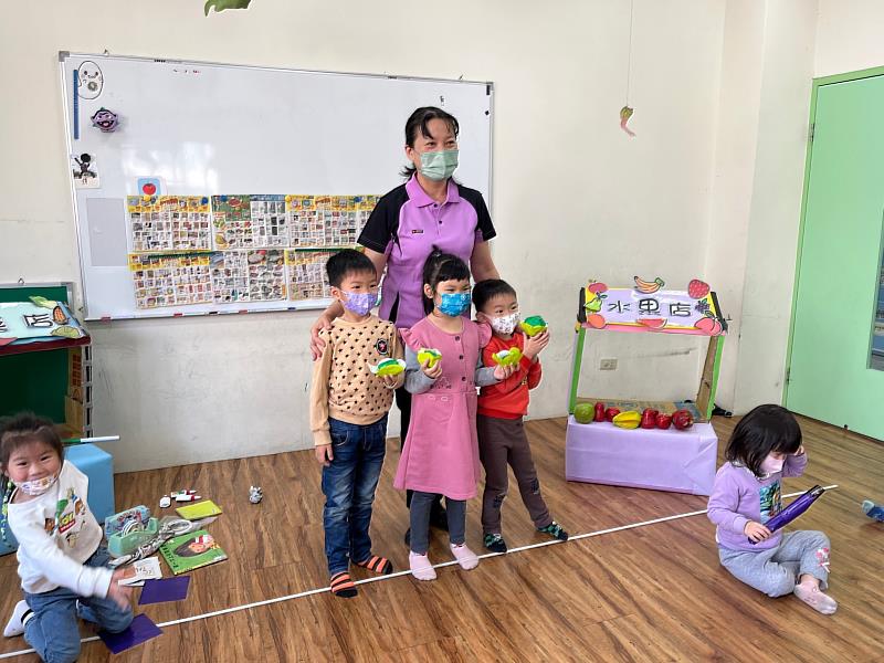 陳梅雀至明日之星幼兒園實習，帶領孩童進行活動