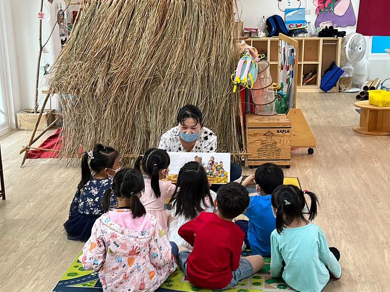 陳梅雀至土城非營園與孩童進行繪本分享