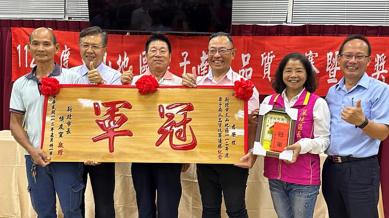 深坑區林城農友(左一)奪今年栗子南瓜品質比賽冠軍