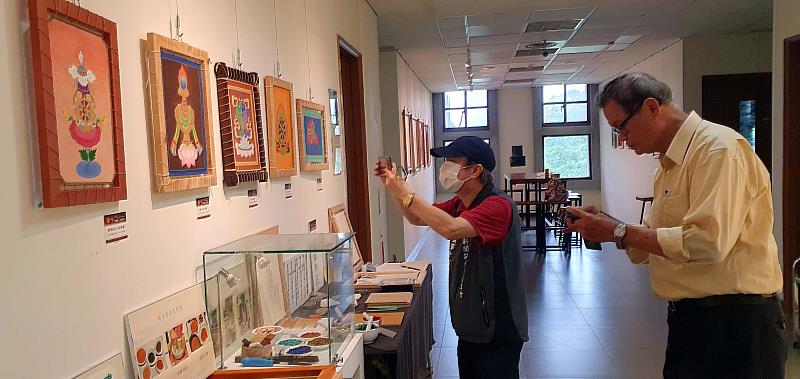華梵大學佛教藝術學系唐卡創新共學展吸引了新北市新聞記者職業工會代表的目光。