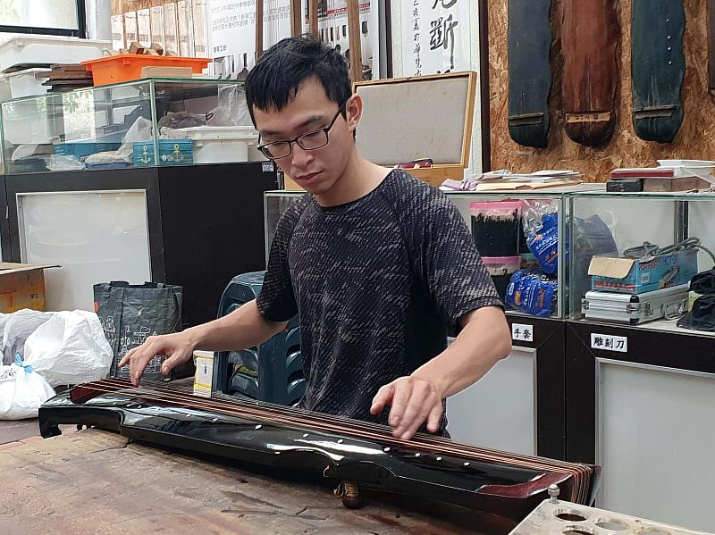 華梵大學佛教藝術學系碩士班學生洪于翔現場即興彈奏日本知名動畫《犬夜叉》主題曲。