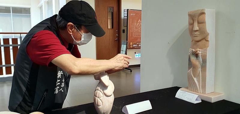 新北市新聞記者職業工會代表參觀華梵大學佛教藝術學系學生的石雕創作展。