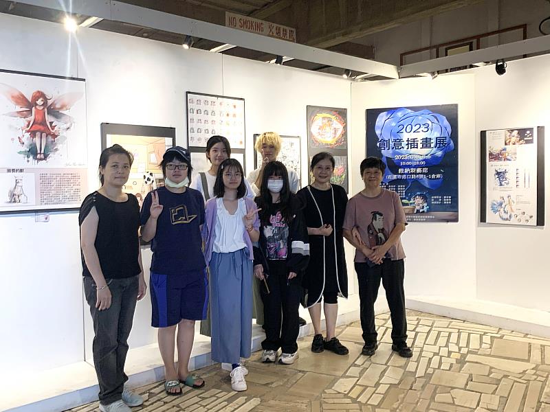 創意插畫展覽現場合影，右一是維納斯藝廊負責人林滿津女士，右二是授課羅美蘭老師。