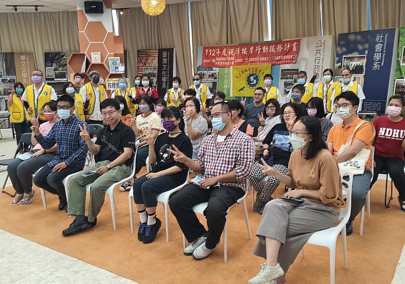 東華大學參與活動教職員工生與視障按摩師共同合照留影。