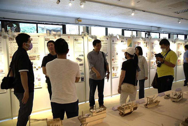 莊育鯉老師向基隆產業界說明參展作品