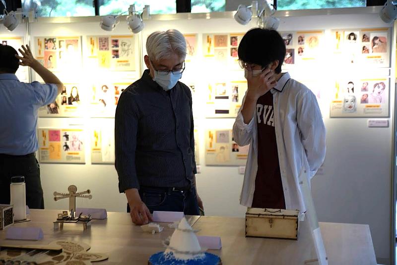 李奕璋老師細心指導學生布展作品