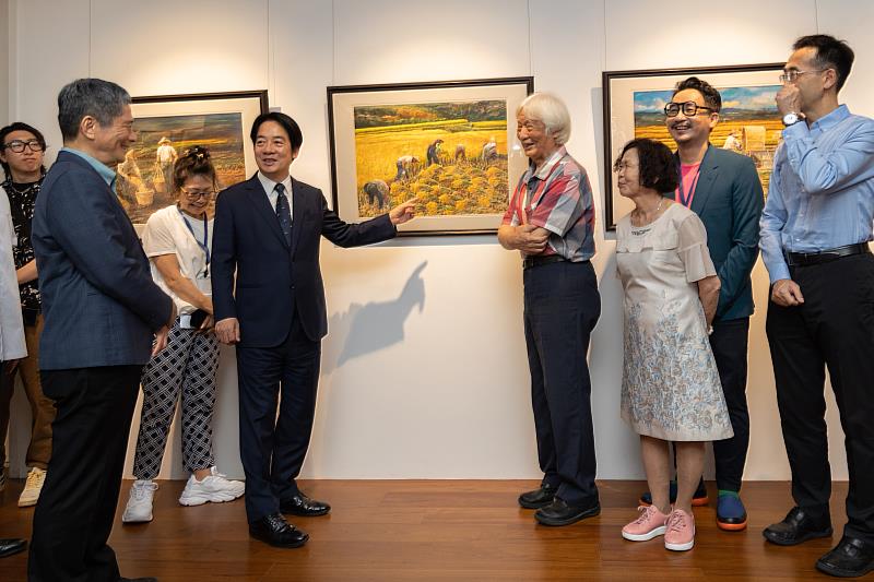 圖2 賴副總統在畫家導覽下逐一欣賞本次展出作品。