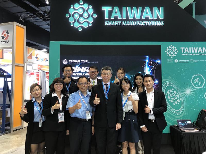 台灣團隊參與Metaltech馬來西亞國際工具機暨金屬加工設備展,圖為駐馬來西亞經濟文化辦事處經濟組長章遠智（前排左4）與參展台灣業者合影。（精機中心PMC提供）