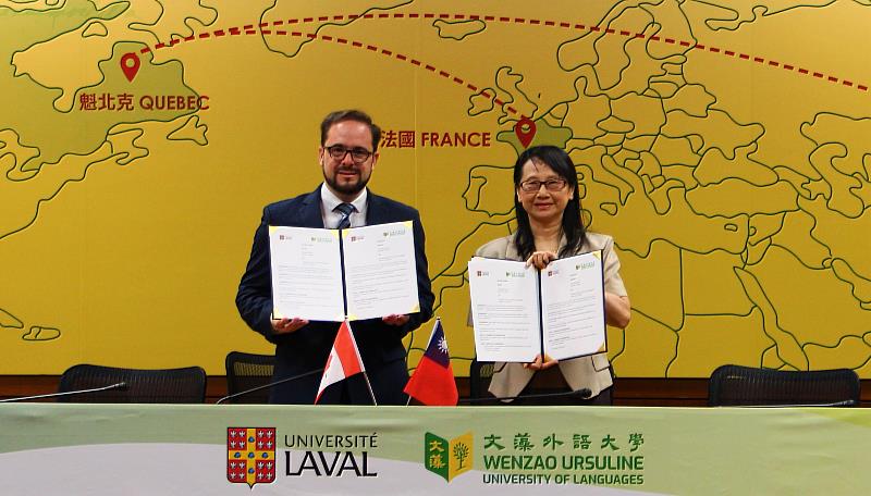 文藻外大與加拿大拉瓦大學締結姊妹校，由文藻莊慧玲校長(右)及拉瓦大學瑪麗閨雅研究中心主任Philippe Roy-Lysencourt教授(左)代表進行換約儀式。