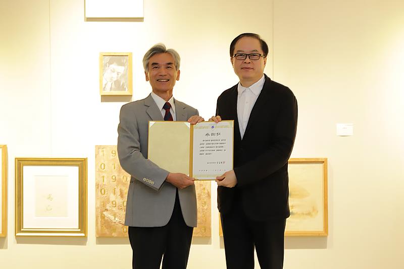 興大薛富盛校長（左）頒發感謝狀給展出者臺藝大校長陳志誠