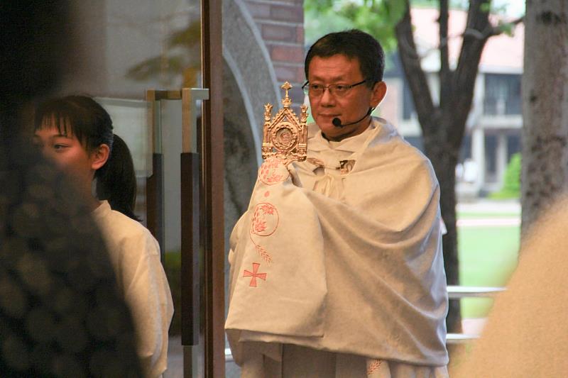 聖瑪麗閨雅聖髑安放禮，恭迎聖瑪麗閨雅聖髑進堂。